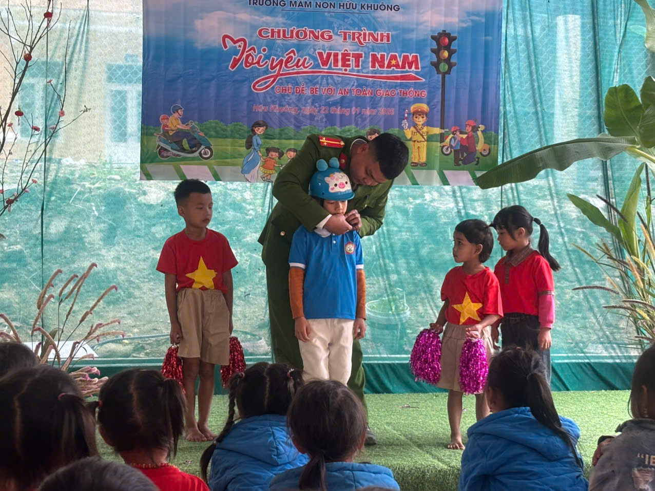 Công an xã Hữu Khuông hướng dẫn kỹ năng an toàn giao thông cho trẻ mầm non