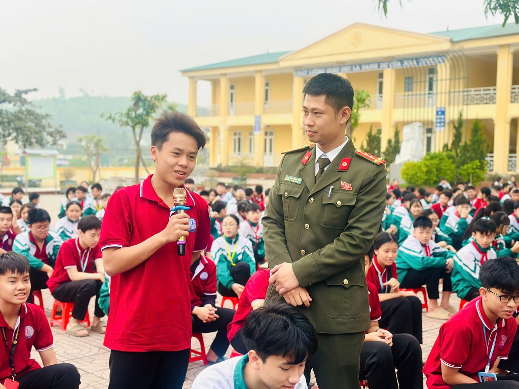 Công an xã Đại Đồng tuyên truyền pháp luật tại Trường THCS Tôn Quang Phiệt