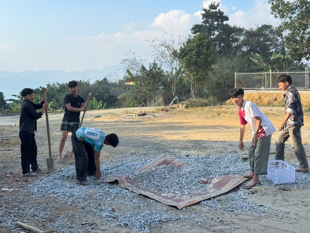 Công an xã Huồi Tụ phối hợp nhà trường giáo dục cảm hóa học sinh cá biệt