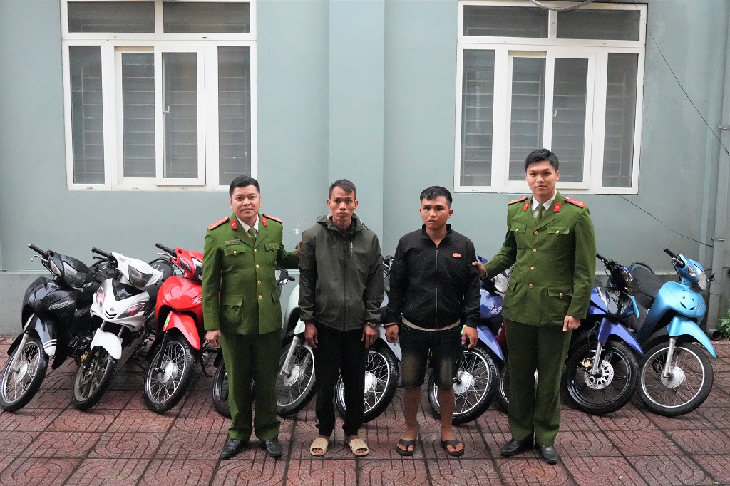 Công an phường Vinh Phú bắt giữ 02 đối tượng trộm cắp xe máy