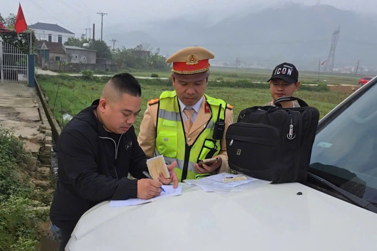 Tăng cường bảo đảm trật tự an toàn giao thông đối với xe kinh doanh vận tải hành khách và hàng hóa