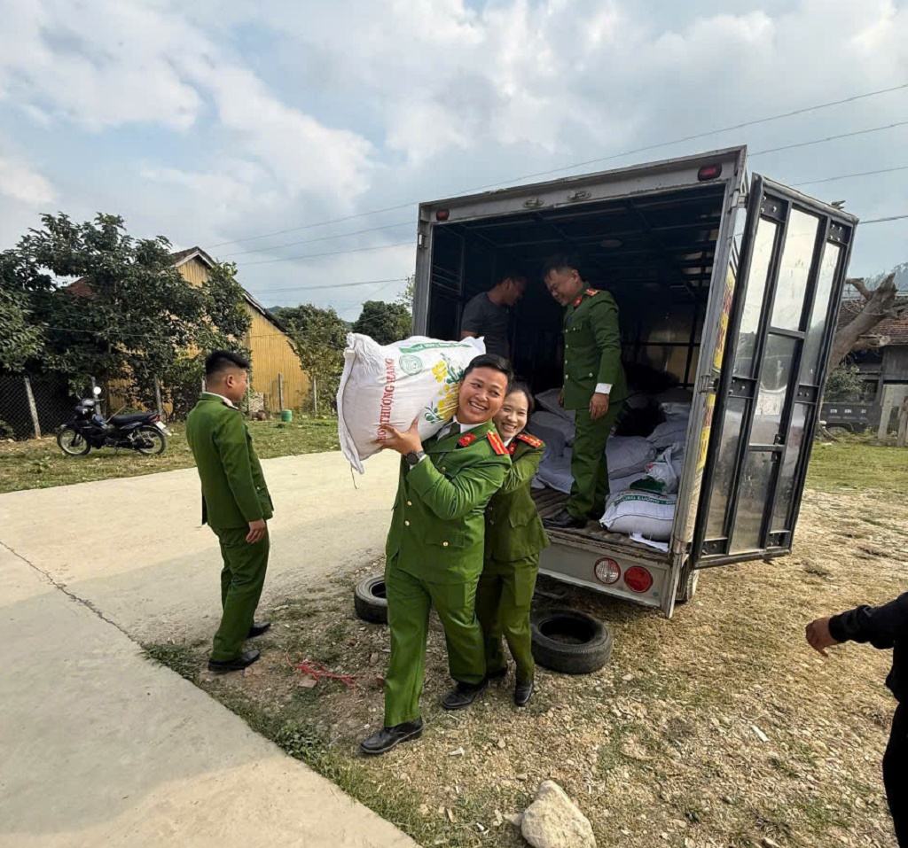 Trao tặng gạo đến 100 hộ gia đình tại xã Bình Chuẩn