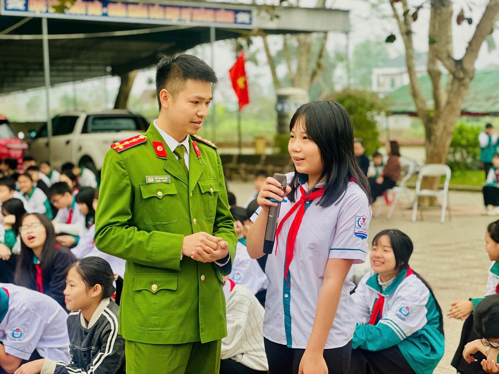 Công an xã Đại Đồng tuyên truyền, phổ biến giáo dục pháp luật trong trường học