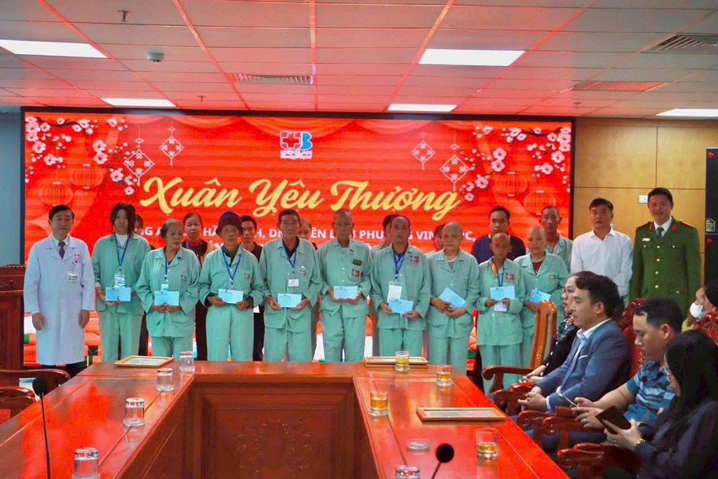 Công an xã Thần Lĩnh trao quà tặng bệnh nhân có hoàn cảnh khó khăn