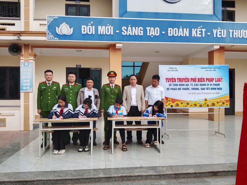 Công an xã Văn Kiều tuyên truyền pháp luật trong trường học