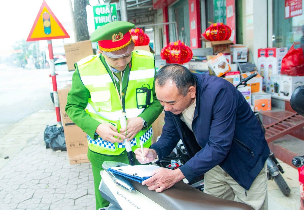 Ra quân tuyên truyền, xử lý vi phạm hành lang an toàn giao thông