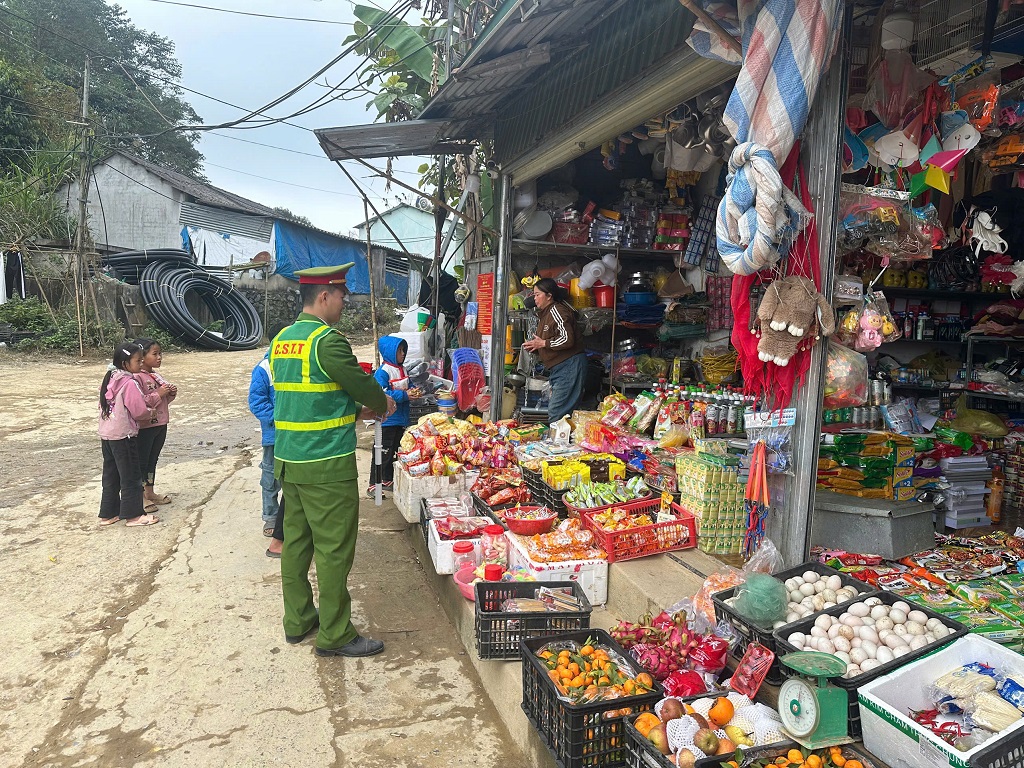 Công an xã Na Loi giải tỏa hành lang ATGT