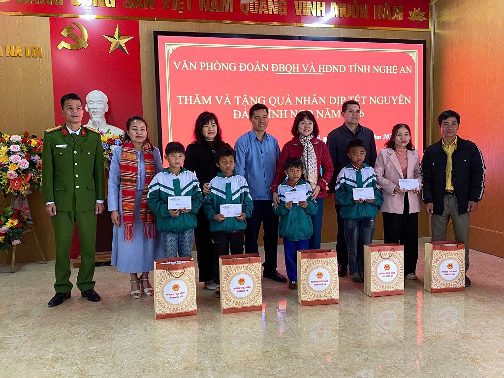 Công an xã Na Loi phối hợp trao quà tặng người dân có hoàn cảnh khó khăn