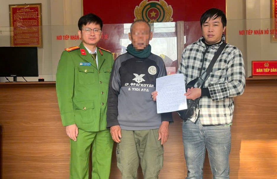 Công an xã Đại Huệ hỗ trợ người đàn ông đi lạc tìm được gia đình