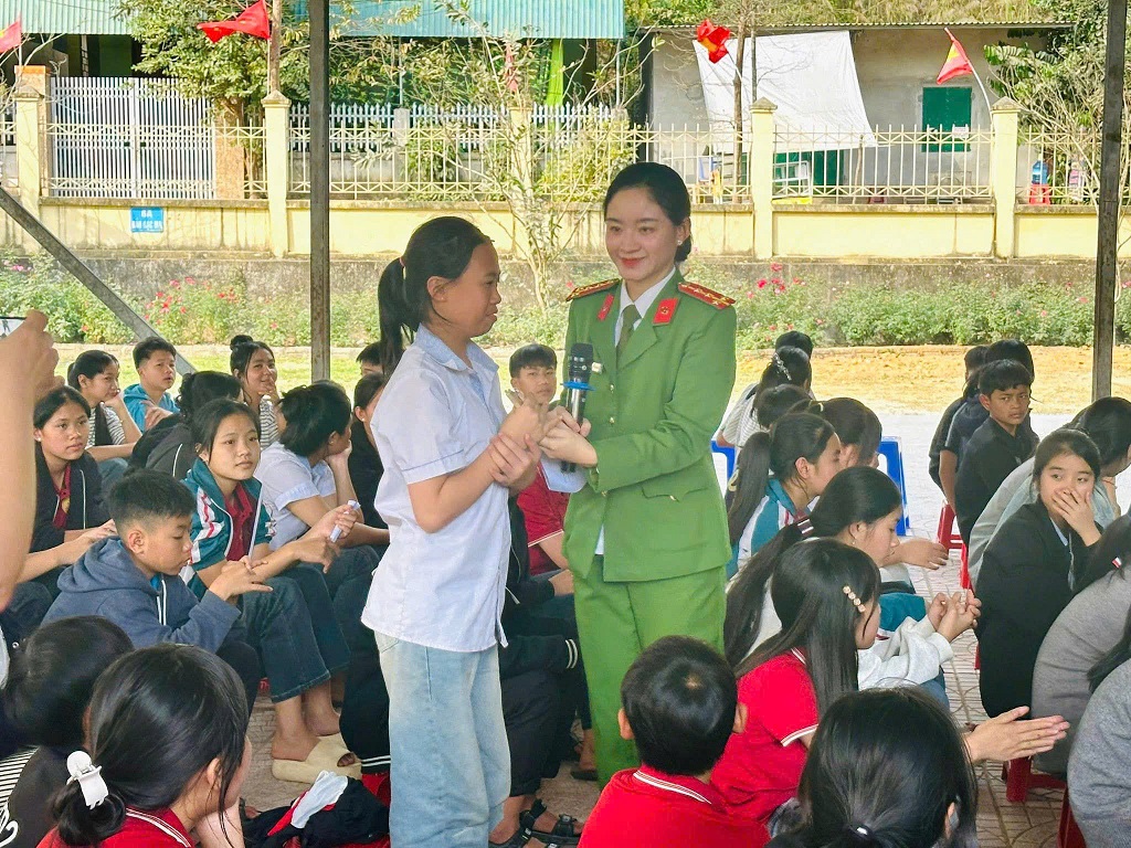 Công an xã Tương Dương tuyên truyền phòng chống ma túy và pháo nổ