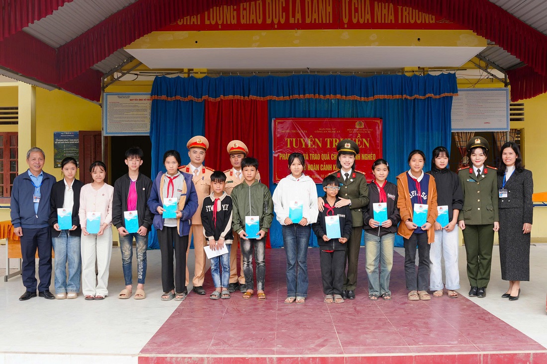 Tuyên truyền pháp luật, tặng quà Tết học sinh có hoàn cảnh khó khăn