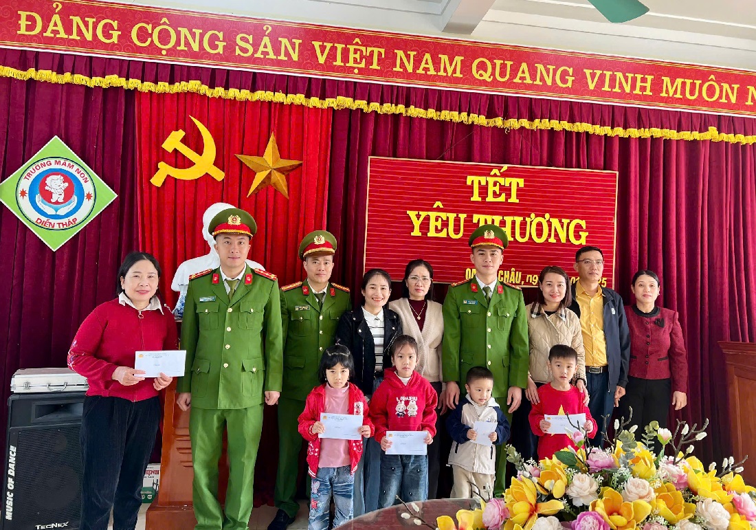 Công an xã Quảng Châu trao quà tặng học sinh nghèo vượt khó