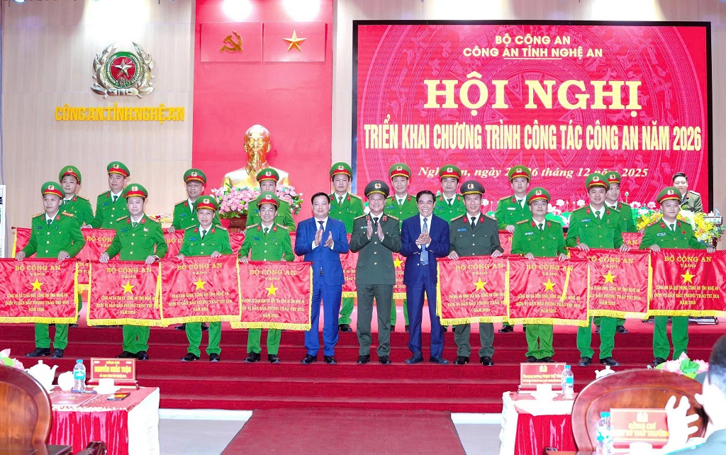 Phòng An ninh nội địa được Bộ Công an tặng Cờ “Đơn vị dẫn đầu trong phong trào thi đua Vì an ninh Tổ quốc” (thứ 4 hàng đầu tiên bên phải)