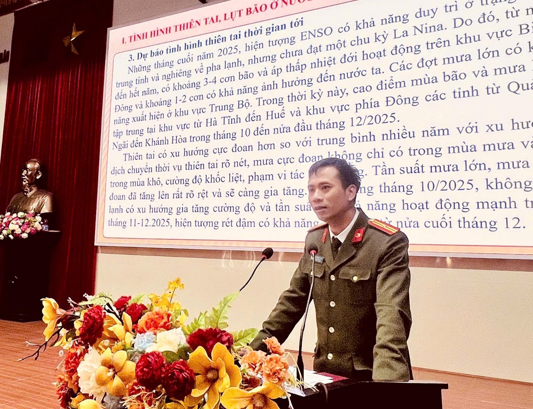 Đại biểu Phòng Tham mưu Công an tỉnh Nghệ An trình bày báo cáo khái quát về tình hình thiên tai và biến đổi khí hậu thời gian qua