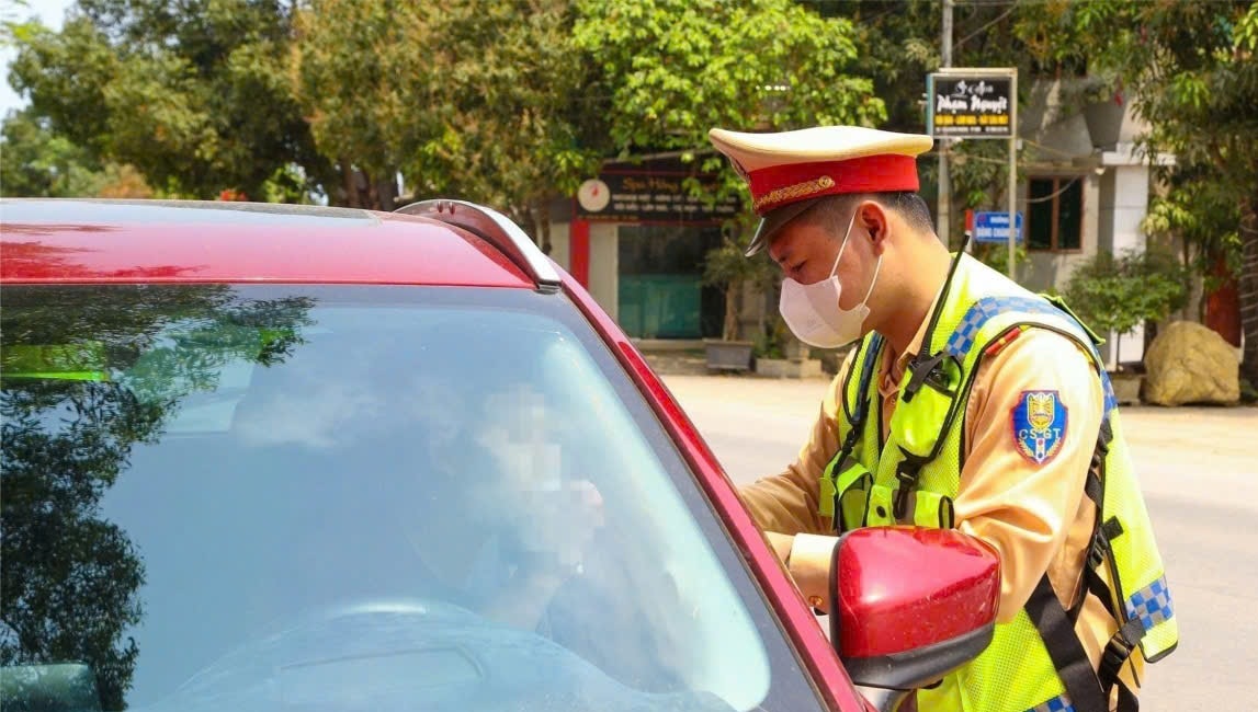 CSGT Nghệ An kiểm tra nồng độ cồn đối với người điều khiển ô tô. Ảnh: PV