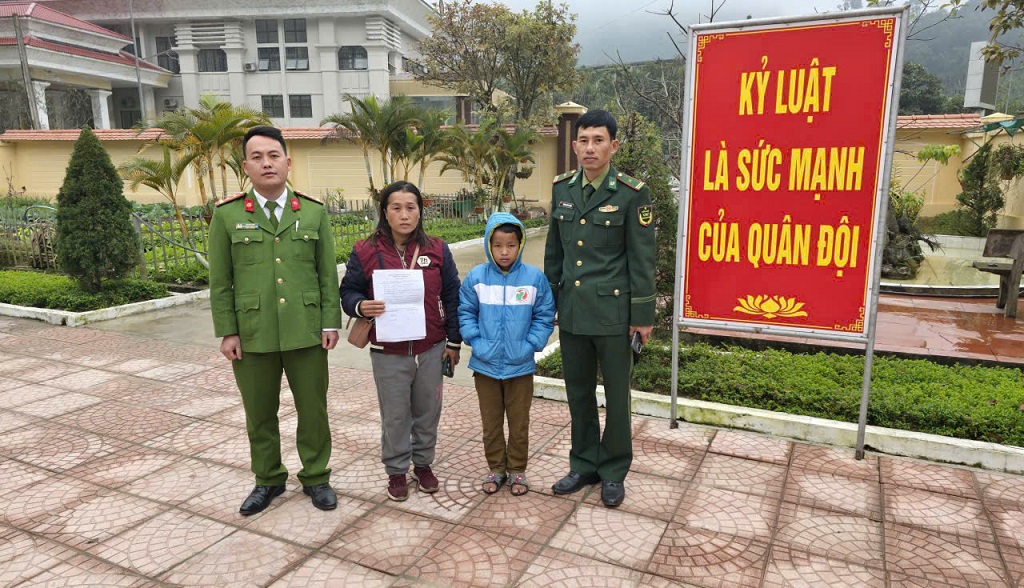 Công an xã Hữu Kiệm phối hợp Đồn Biên phòng Cửa khẩu quốc tế Nậm Cắn bàn giao cháu Lỉ (thứ hai từ phải) về với gia đình 