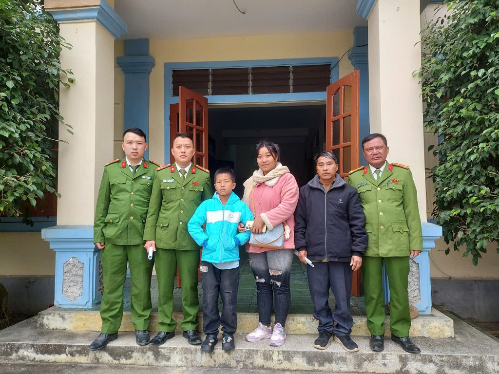  Công an xã Hữu Kiệm phối hợp Đồn Biên phòng Cửa khẩu quốc tế Nậm Cắn bàn giao cháu Long (thứ ba từ trái) về với gia đình