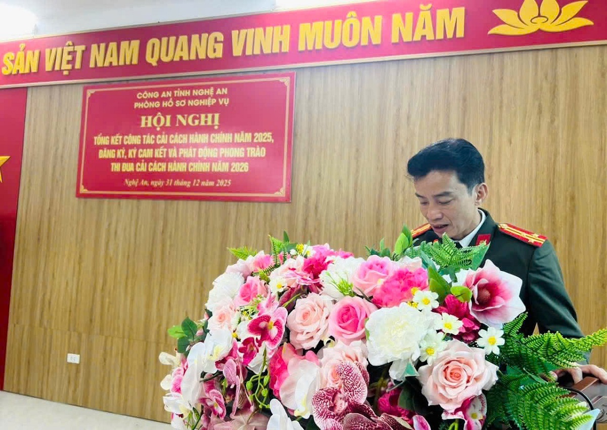 Đồng chí thượng tá Phạm Ngọc Cảnh, Trưởng Phòng Hồ sơ nghiệp vụ phát biểu tại Hội nghị