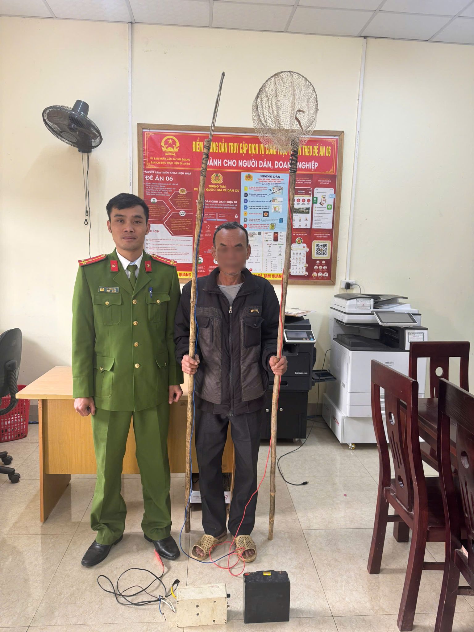 Với hành vi sử dụng công cụ kích điện khai thác thủy sản đối với trường hợp không sử dụng tàu cá, ông Vi Hùng Cường bị phạt 4 triệu đồng 