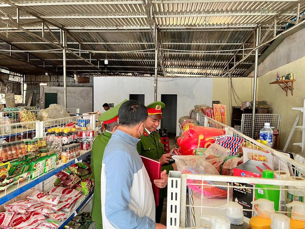 Công an xã Bắc Lý phối hợp kiểm tra an toàn thực phẩm và phòng cháy, chữa cháy dịp Tết Nguyên đán