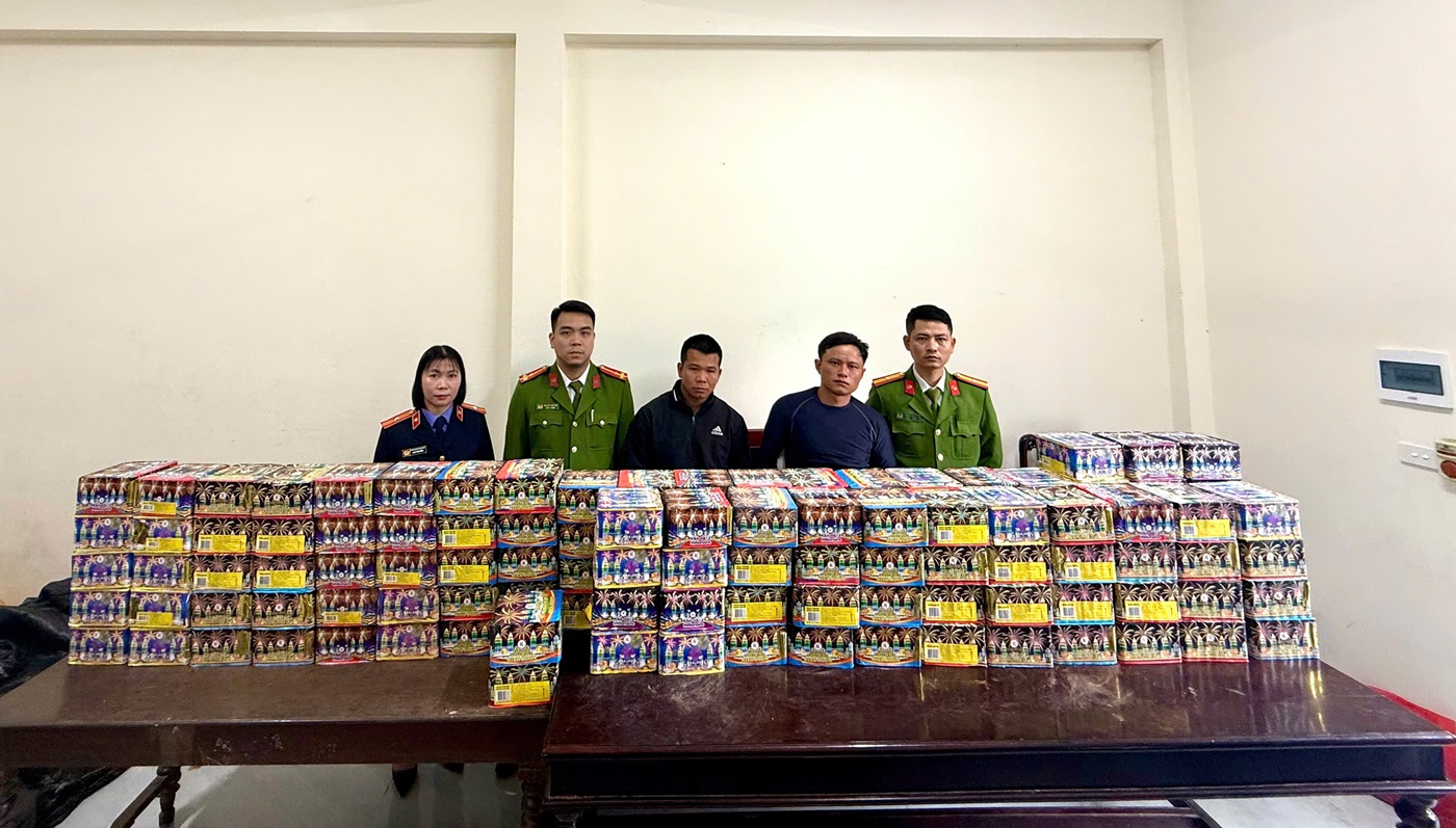 Hai đối tượng và tang vật tại cơ quan Công an