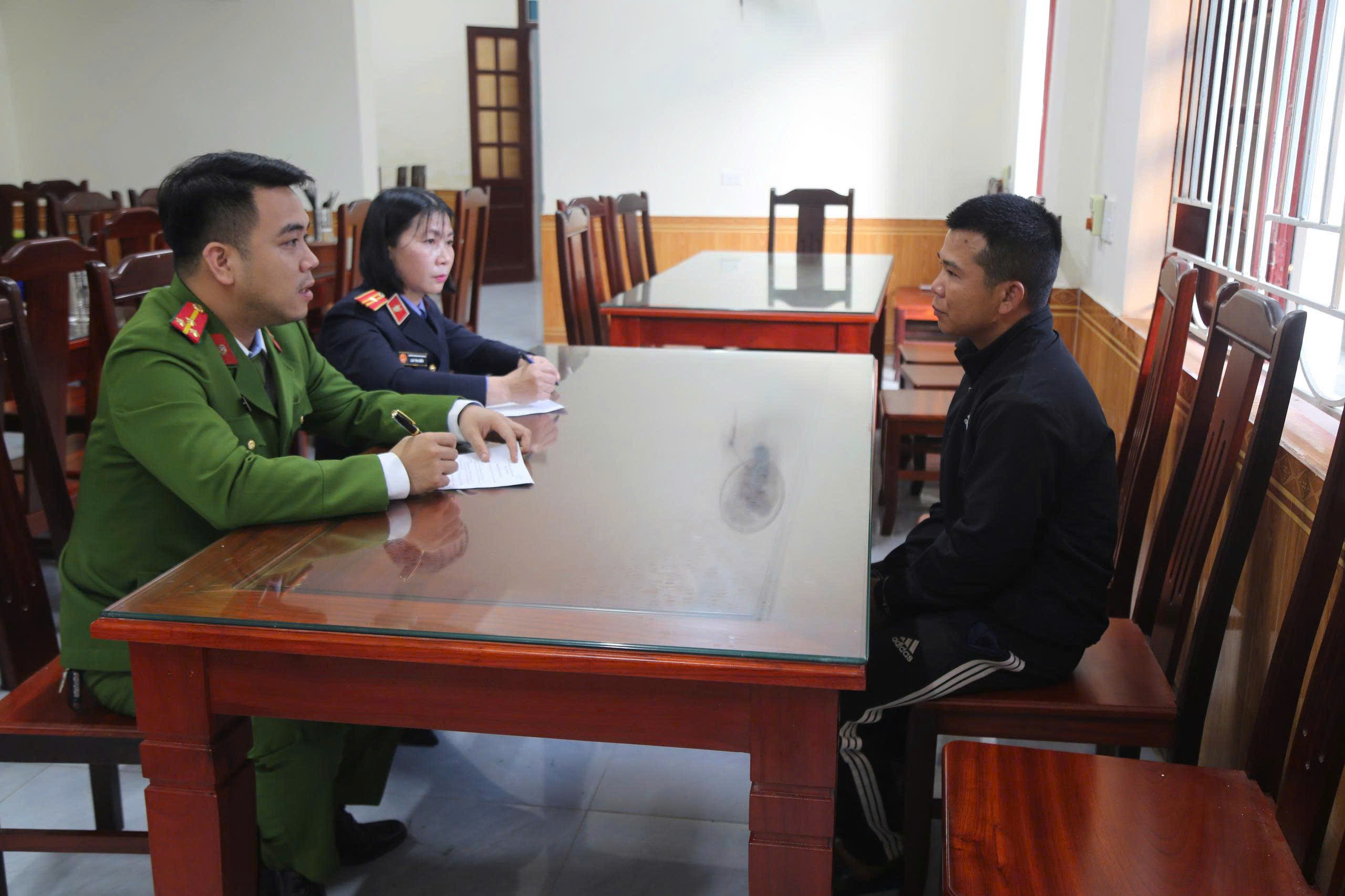 Đối tượng Lê Đình Dương tại cơ quan Công an