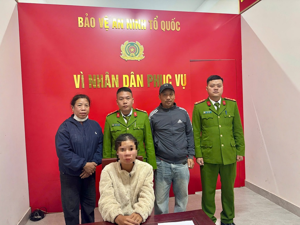 Công an xã Đại Đồng bàn giao chị H. về với người thân an toàn