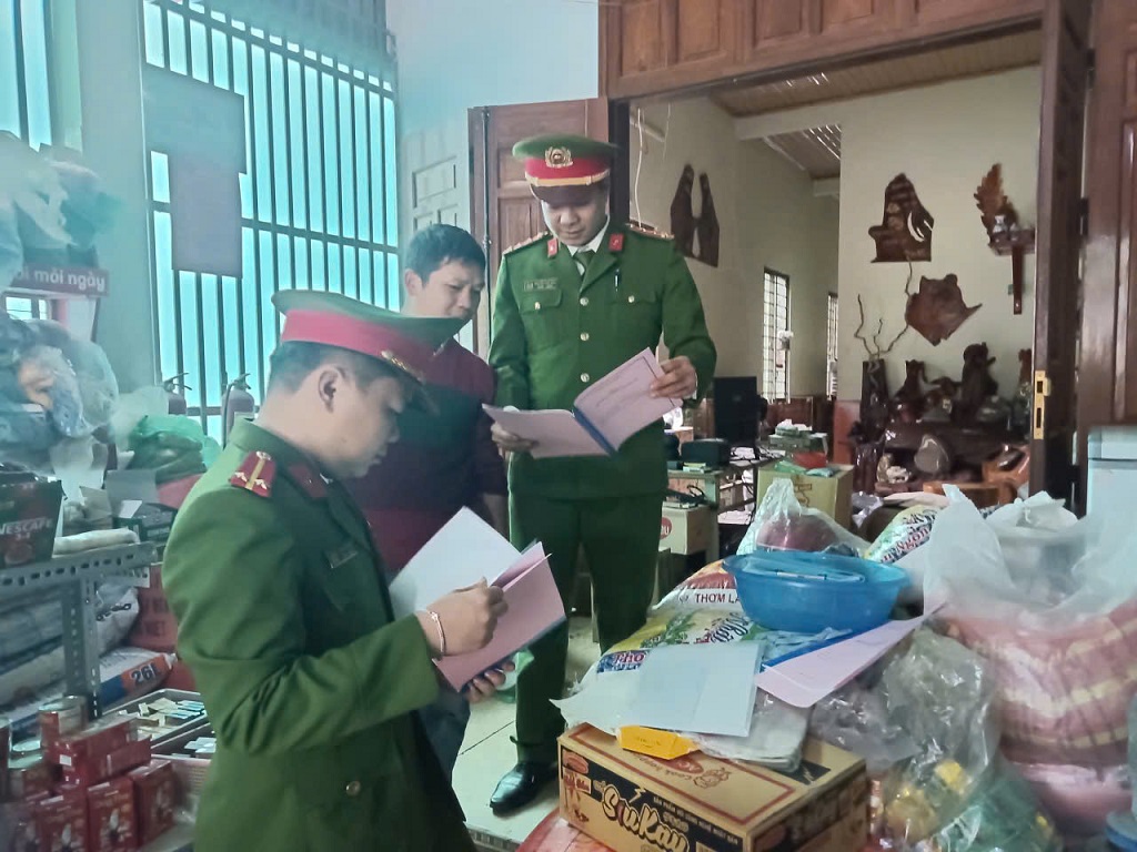 Công an xã kiểm tra nguồn gốc, xuất xứ hàng hóa, nhãn mác, hạn sử dụng và điều kiện bảo đảm an toàn phòng cháy, chữa cháy 