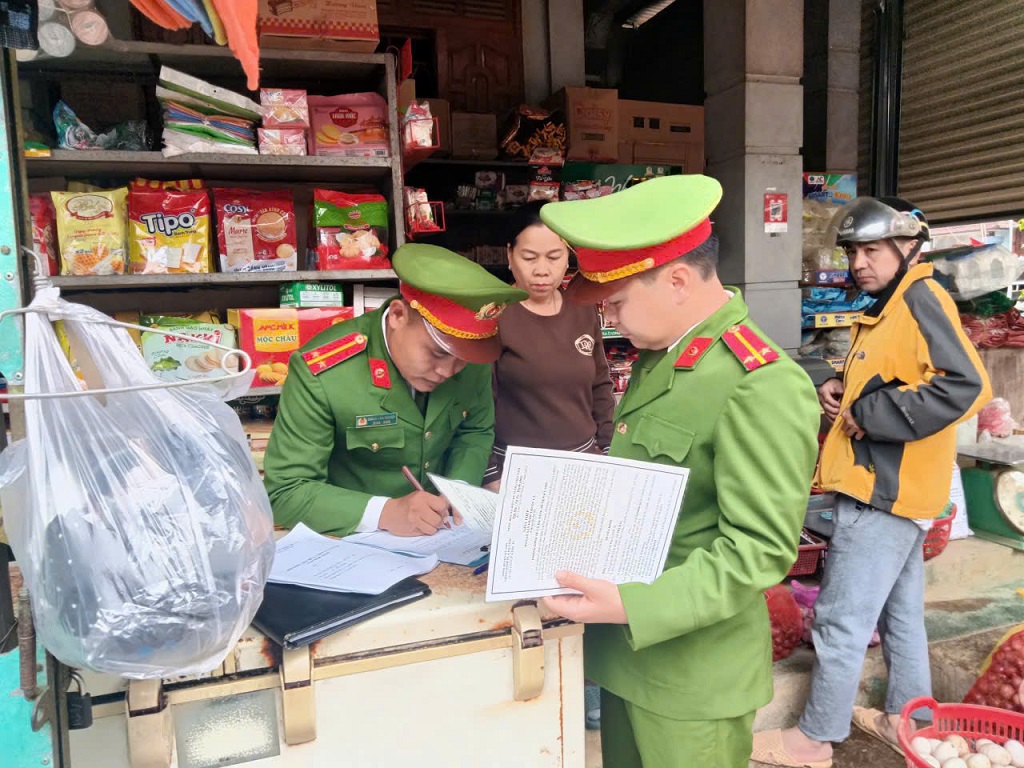 Công an xã lập biên bản, xử lý hành vi vi phạm 