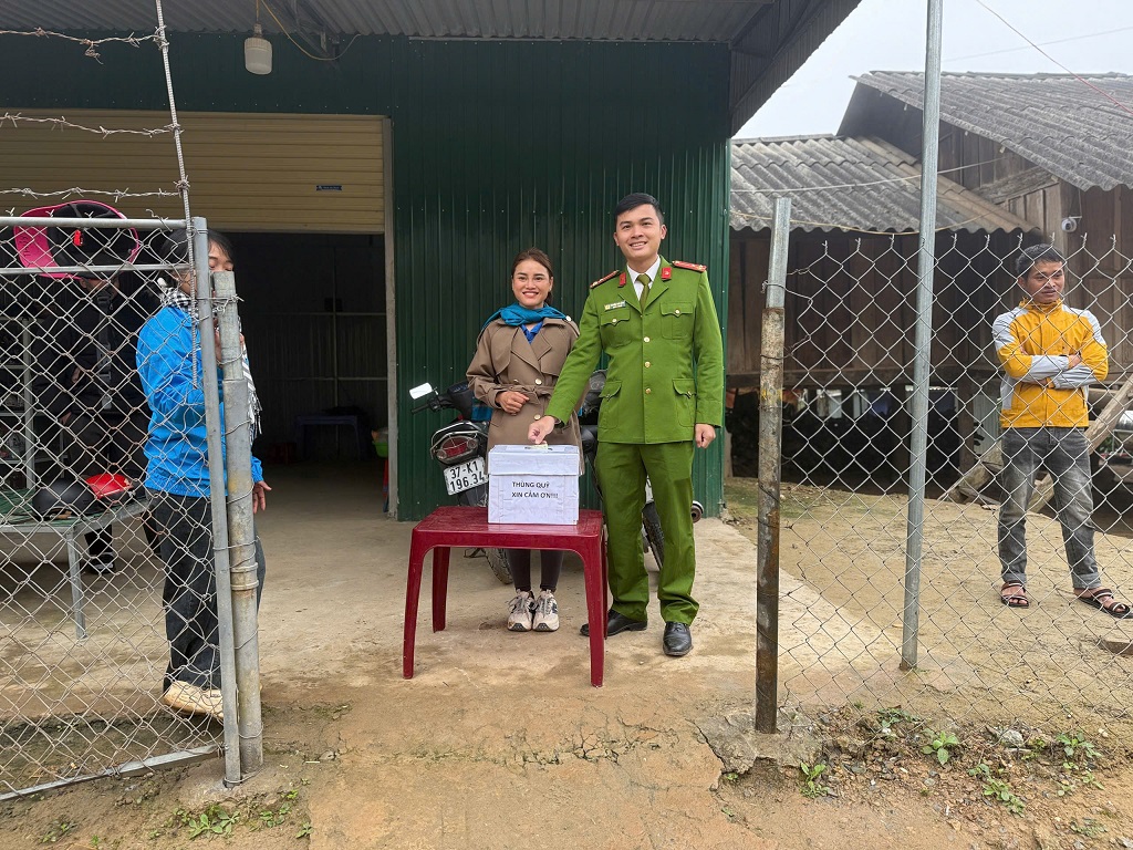 Công an xã Keng Đu tổ chức rửa xe gây quỹ, hỗ trợ những hộ gia đình khó khăn, trẻ em nghèo