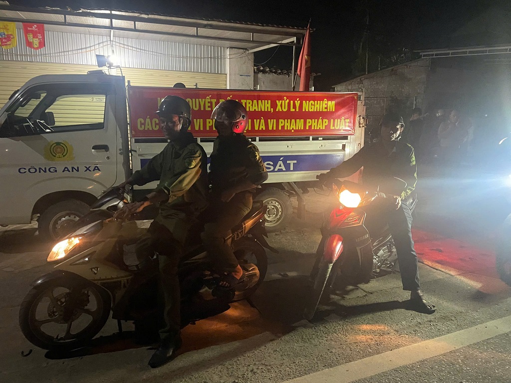 Lực lượng ANTT ở cơ sở cùng Công an xã Kim Bảng tuần tra, kiểm soát trên tuyến đường, khu dân cư