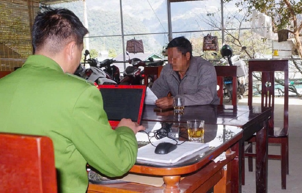 Công an xã Nậm Cắn làm việc với công dân L.B.X.