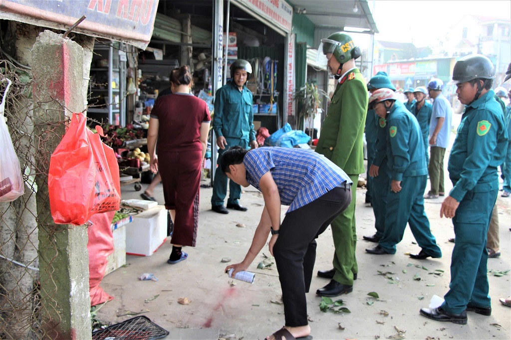 Công an xã Hạnh Lâm và ban, ngành đoàn thể tiến hành kẻ vạch ranh giới