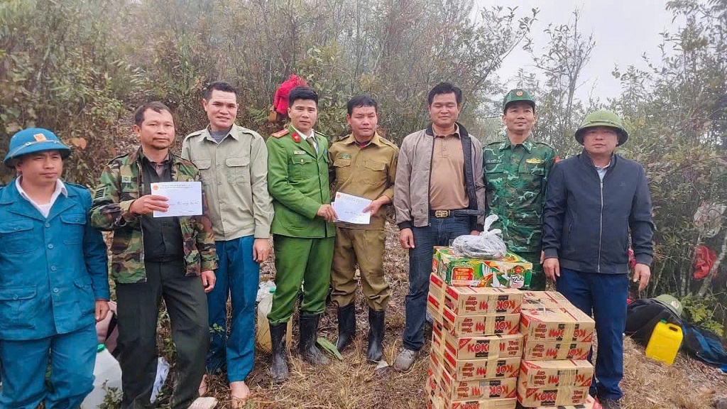 Trao quà tặng lực lượng bảo vệ biên giới nước bạn Lào