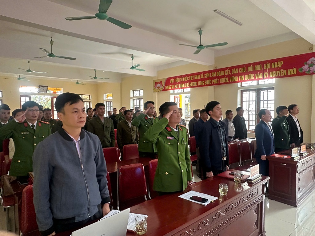 Đại biểu thực hiện nghi thức chào cờ 