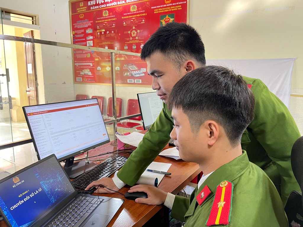 Cán bộ, chiến sĩ học trực tuyến