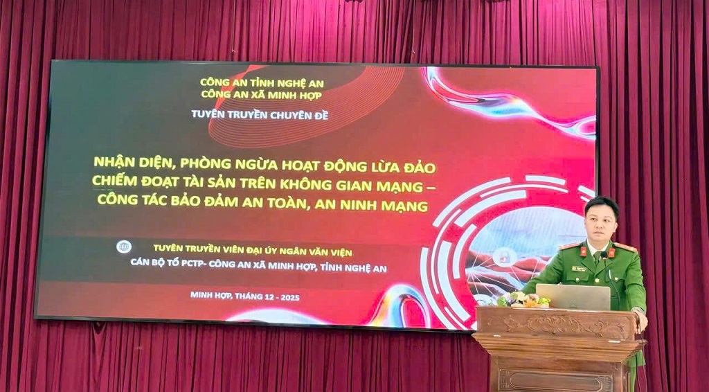 Công an xã tuyên truyền tại Hội nghị