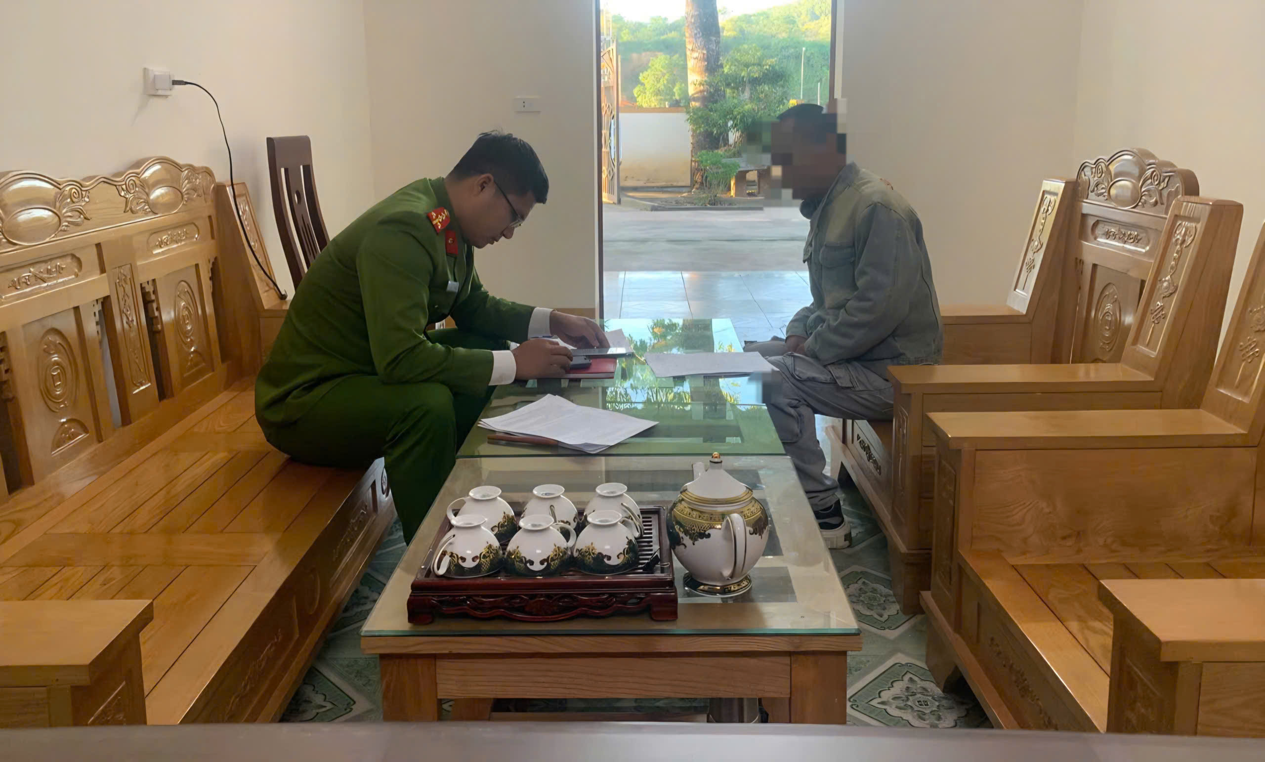 Công an phường Tây Hiếu xử lý những trường hợp đăng tải nội dung trên không gian mạng vi phạm quy định về trách nhiệm sử dụng dịch vụ mạng xã hội