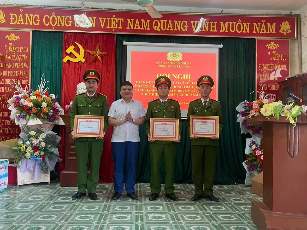 Trao thưởng cá nhân có thành tích xuất sắc trong CCHC