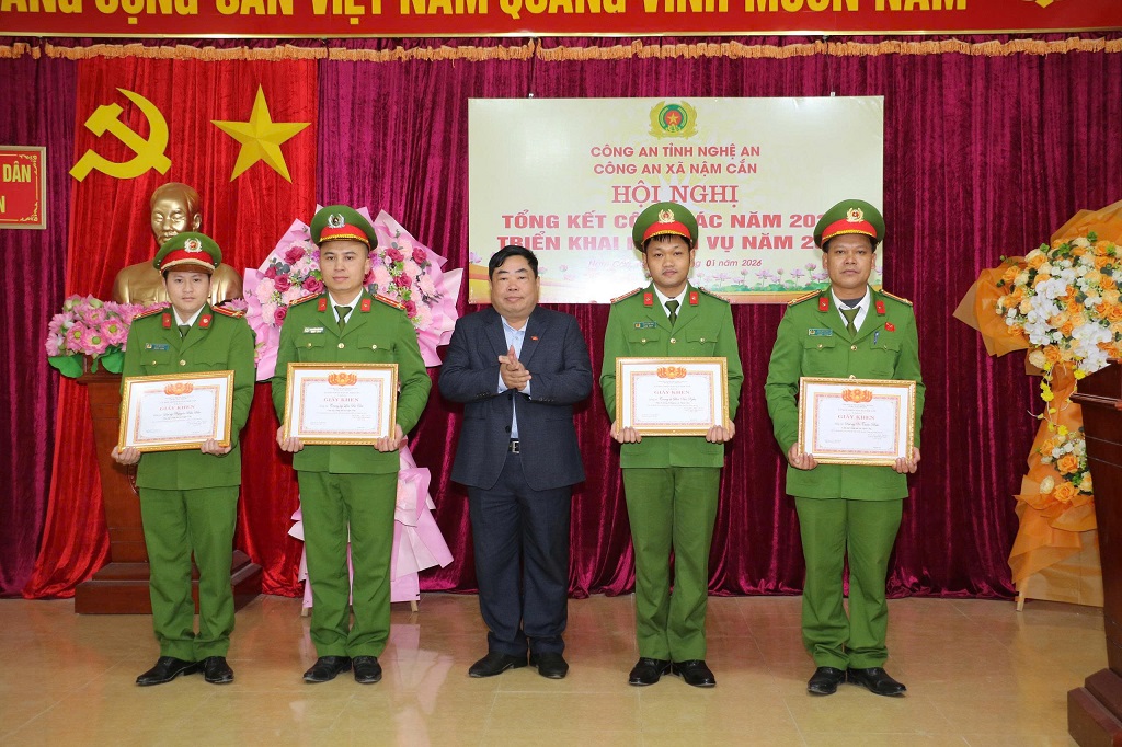 Khen thưởng cá nhân có thành tích xuất sắc 