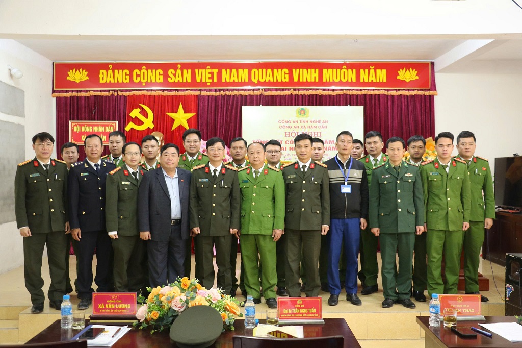 Đại biểu chụp ảnh lưu niệm