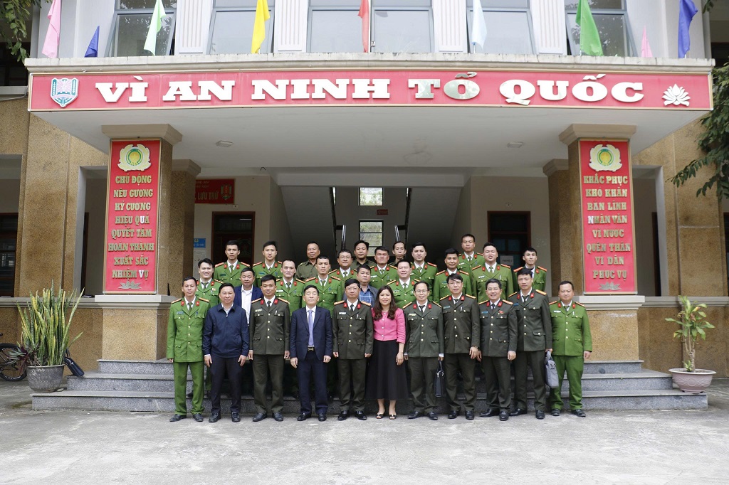 Đại biểu chụp ảnh lưu niệm