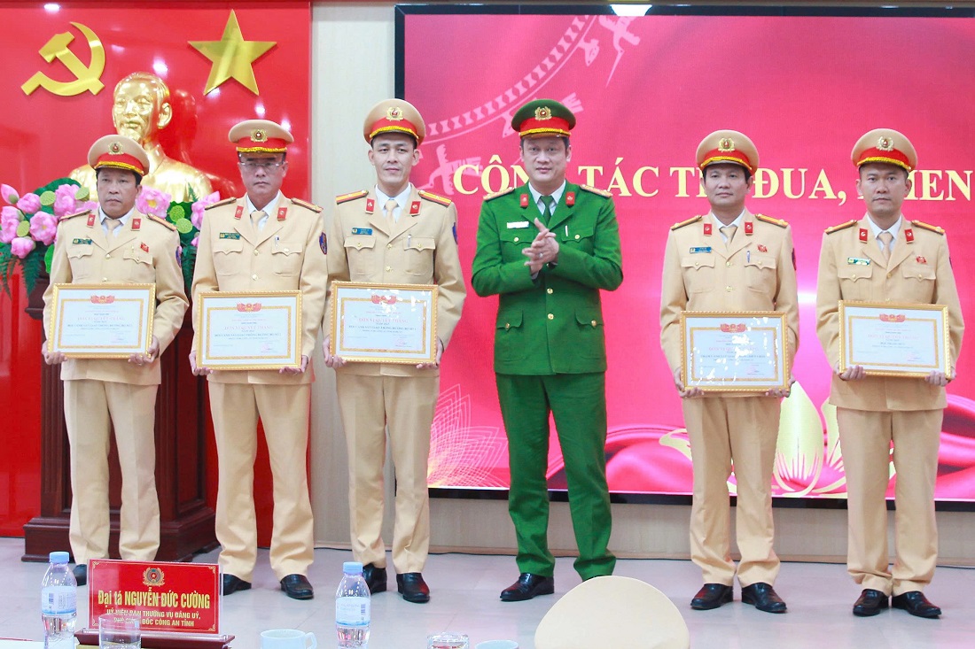 Đồng chí Đại tá Nguyễn Đức Cường, Ủy viên Ban Thường vụ Đảng ủy, Phó Giám đốc Công an tỉnh trao danh hiệu “Đơn vị Quyết thắng” cho các tập thể