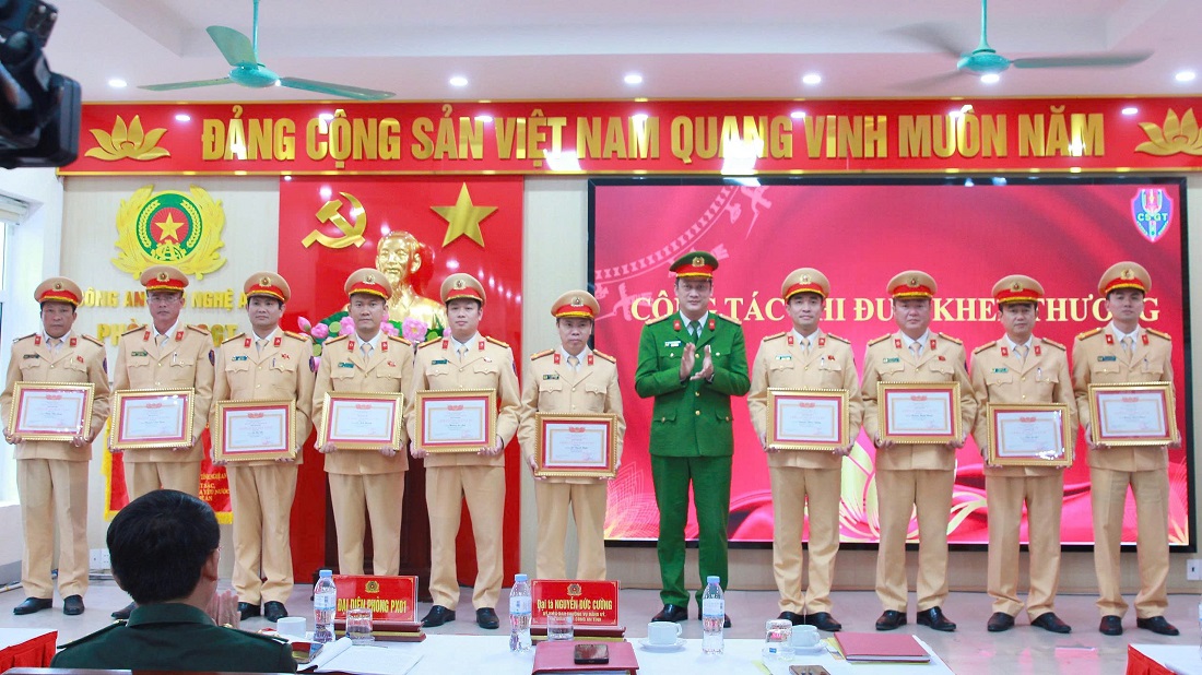 Đồng chí Đại tá Nguyễn Đức Cường, Ủy viên Ban Thường vụ Đảng ủy, Phó Giám đốc Công an tỉnh trao danh hiệu “Chiến sĩ thi đua cơ sở” cho các cá nhân