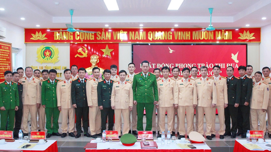 Đại biểu chụp ảnh lưu niệm