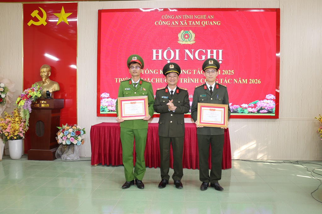 Trao danh hiệu chiến sĩ thi đua cơ sở tặng các cá nhân