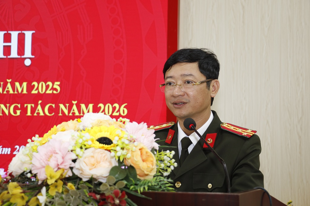 Đồng chí Đại tá Trần Ngọc Tuấn, Ủy viên Ban thường vụ Đảng ủy, Phó Giám đốc Công an tỉnh phát biểu tại Hội nghị