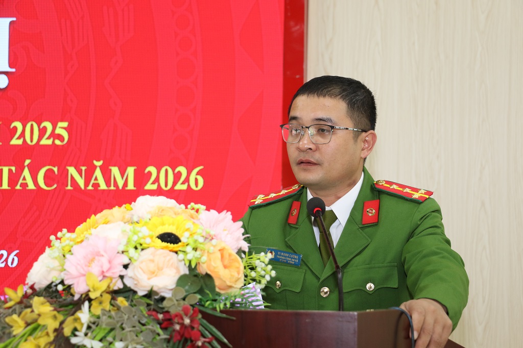 Đồng chí Đại úy Vi Mạnh Cường, Trưởng Công an xã phát biểu tại Hội nghị