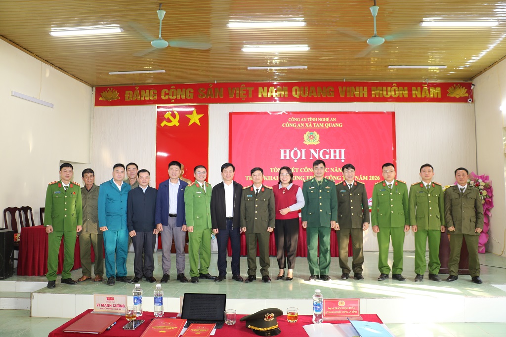 Đại biểu chụp ảnh lưu niệm