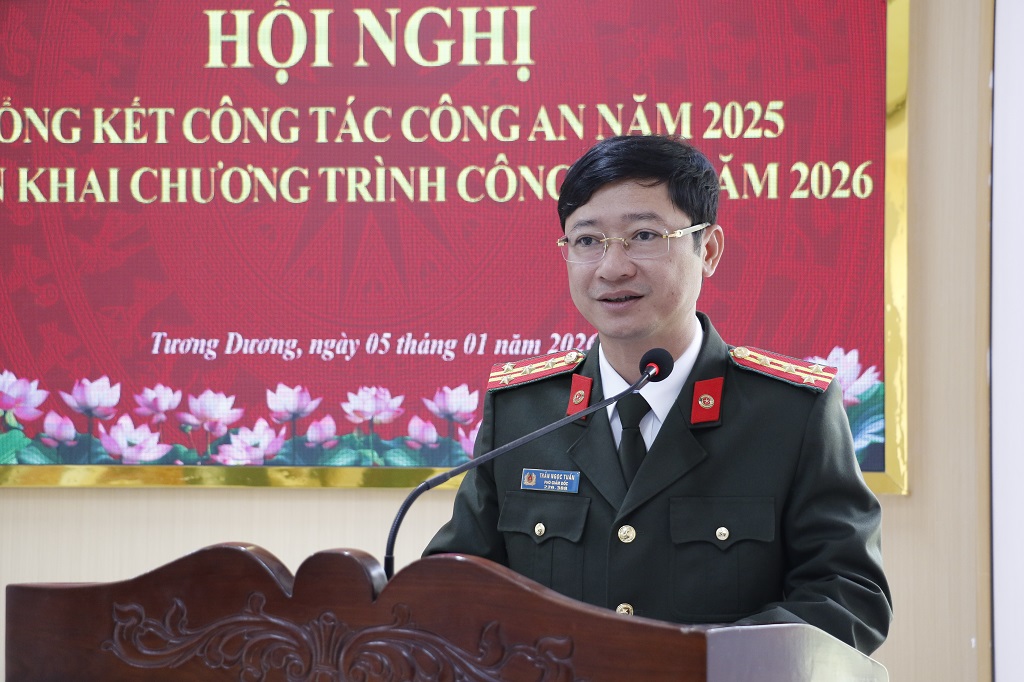 Đồng chí Đại tá Trần Ngọc Tuấn, Ủy viên Ban thường vụ Đảng ủy, Phó Giám đốc Công an tỉnh phát biểu tại Hội nghị